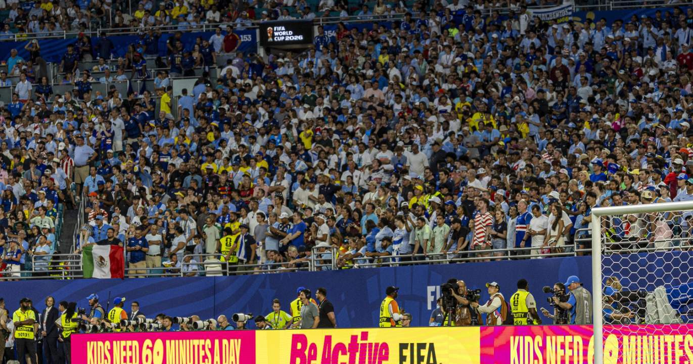 Infantino, the referee embarrassed by his own antics